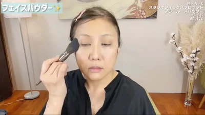 フェイスパウダーは優しくパッティング