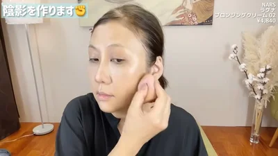 フェイスラインにシェーディングを入れてくっきりとした印象に