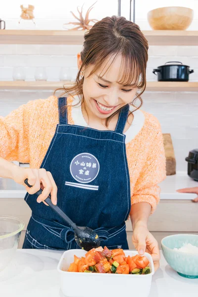 トマトもタレに漬けておけば、よりおいしく味がなじみます