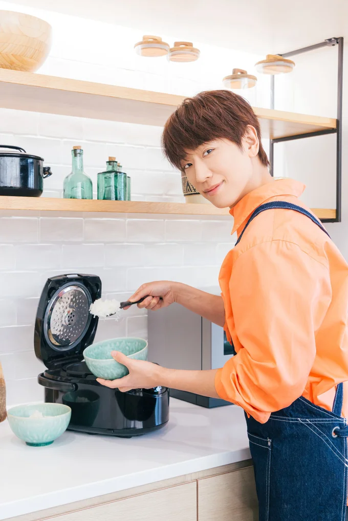 完璧な表情＆ポーズでご飯を盛る小山さんに一同絶賛