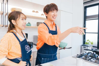 爽やかにご飯を盛る弟に「さすがアイドル歴20年以上！」と姉も絶賛
