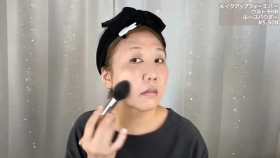 コンシーラーを入れた部分にはしっかりめにルースパウダーを乗せる