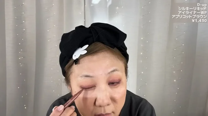 まつ毛を上げた後は、リキッドアイライナーでまつ毛の生え際を細く埋めていく。下まつ毛も忘れずに！