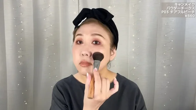 パウダートークで最後に血色感を足していく