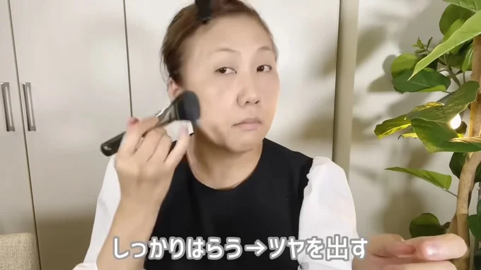 フェイスパウダーはブラシでしっかりはらうのがポイント。ツヤのある肌に仕上がる!