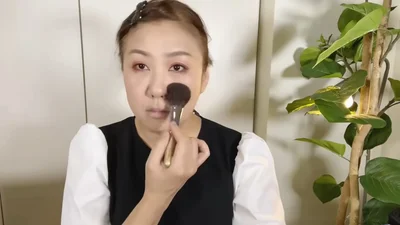チークで血色感をプラス