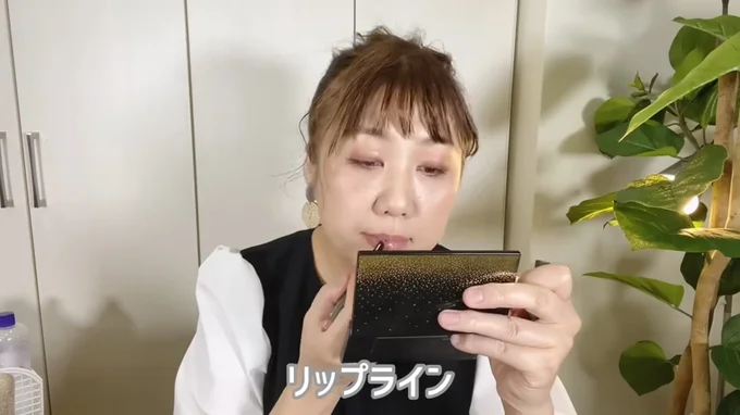 リップラインを引いてからベージュピンクの口紅を塗る