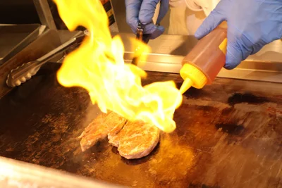 ステーキを焼く様子。火が…！