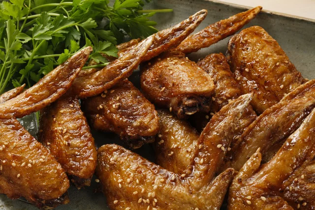 あなたは八木式？ 名古屋式？ “手羽からあげ”を快適に食べるための様々な方法