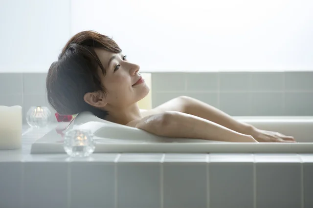 1日の疲れをほのかなバラの香りで癒す。6種のハーブ配合の入浴剤で至福のバスタイムを♪