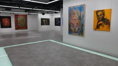 油絵14点とスクリーンプリント5点が展示されています
