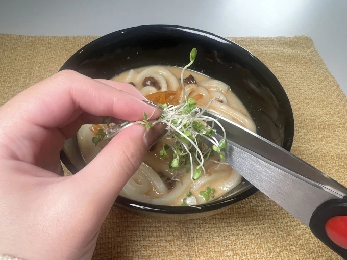 刻むときは、キッチンバサミを使うと便利！