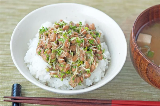納豆ご飯に、きざみブロッコリースプラウトをプラス