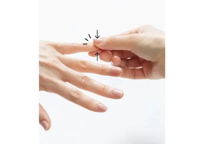 最後に、左手の小指の指先を右手で上下に挟んで、押します。薬指から親指までの各指も同様に1本ずつマッサージ（5へ続く▶︎次へ）