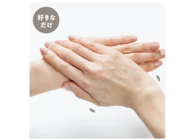 仕上げに手の甲をやさしくさする