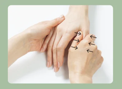 3：指先から根元へ指の脇を挟んで押す（4に続く▶︎次へ）