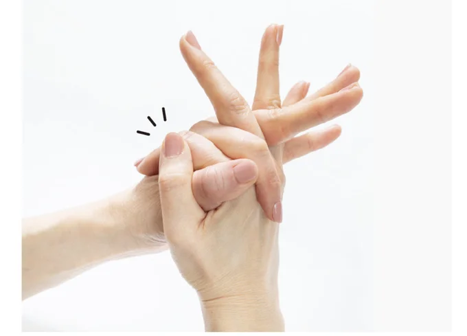 【冷えが気になったら】1. 指を1本ずつ丁寧に組んでいく(2に続く▶︎次へ)