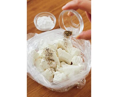 こしょうを先にまぶすと、はんぺん特有のにおいがおさまり、味がしまる