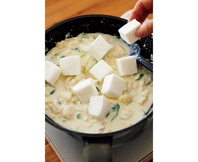 はんぺんは他の材料が煮えてから加え、くずさないようにざっと混ぜる