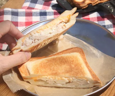 ナッツ香るチェダーチーズホットサンド