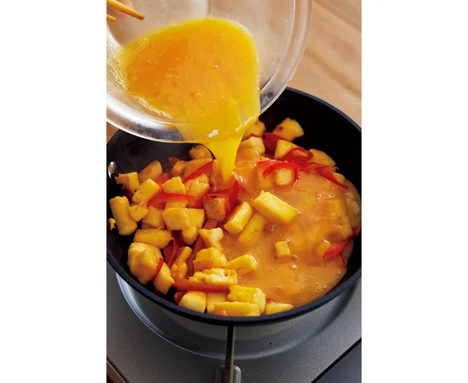はんぺん、パプリカを炒めてから卵液を回し入れることで、ふわっととろける食感に
