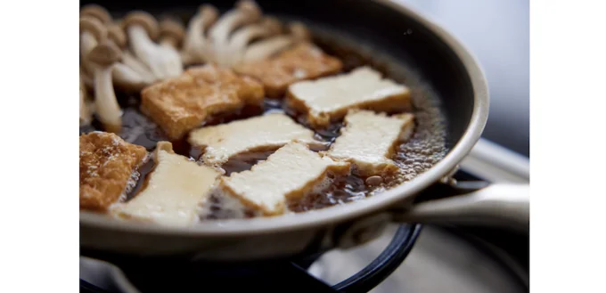 なめらかな食感の絹厚揚げを煮ものに。普通の厚揚げで作ってもOK