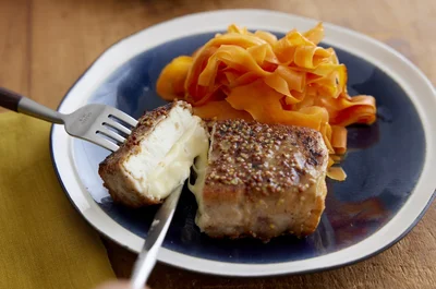 肉だけよりも抜群においしい！　肉巻き厚揚げステーキ