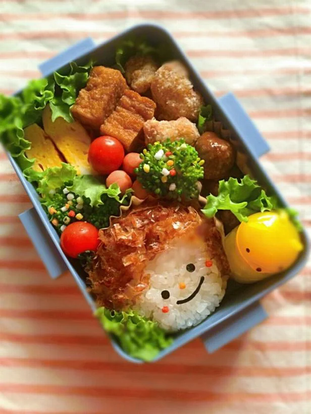 ブロッコリーの上にぶぶあられをパラリと置くアイディアも、かわいい！　キャラ弁「女の子弁当♪」（投稿者：Bちゃんさん）