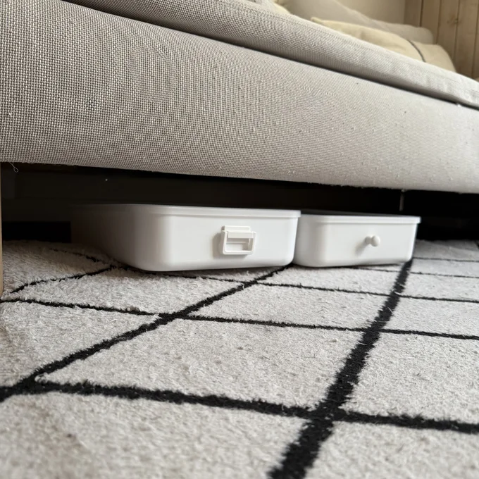 ソファ下なので、あまり取っ手は目立たず…
