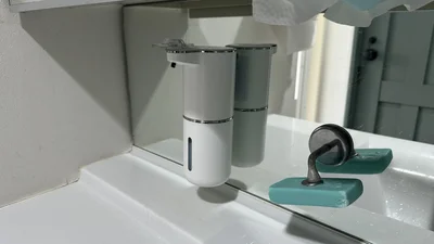 ハンドソープボトルを貼り付けて浮かせています