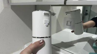つるつるした面にフィルムフックを貼り付けて、本体を引っ掛けています