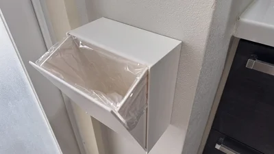 ゴミ箱も浮かせています