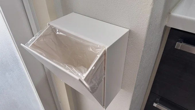 ゴミ箱も浮かせています