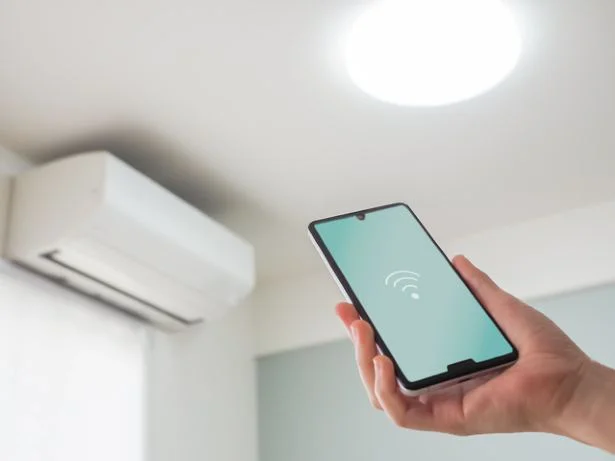スマートリモコンと連携したアプリで、エアコンの温度を自動調節