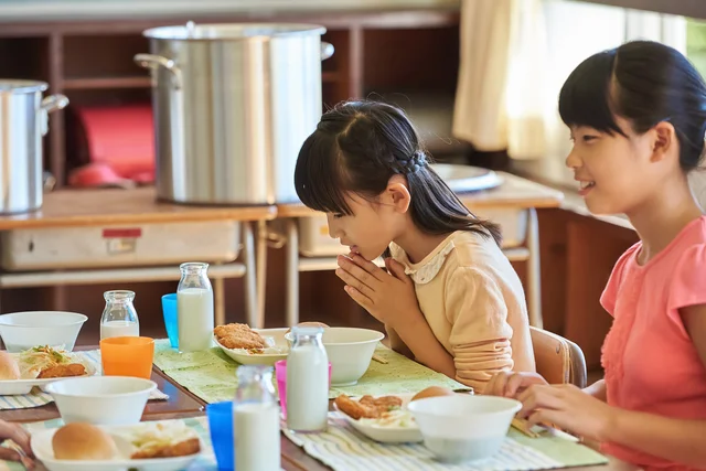 学校給食の現場では、アレルゲンの誤食が後を絶ちません。 