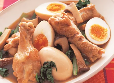 初めに焼いて、手羽元のうまみを閉じ込める「手羽元とゆで卵の甘辛煮」