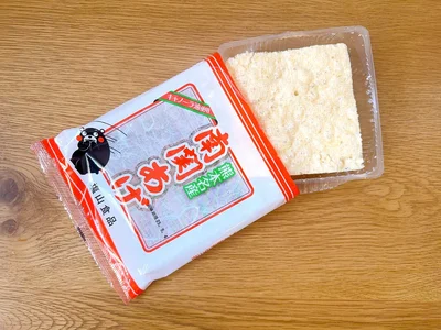 袋の中には、大判の板状の油揚げが3枚