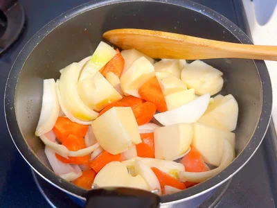 食材に油がまわるまで炒める
