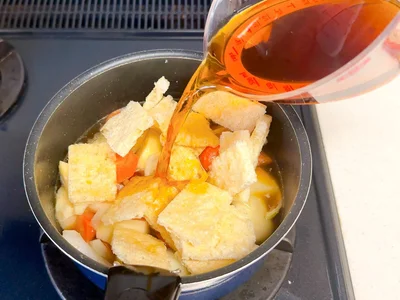調味料を入れたら、具材がやわらかくなるまで煮込んで