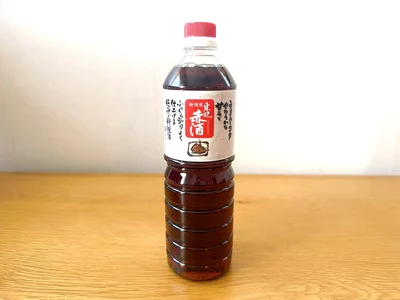  熊本の地酒「赤酒」は赤褐色。肉や魚をふっくらやわらかく仕上げてくれる