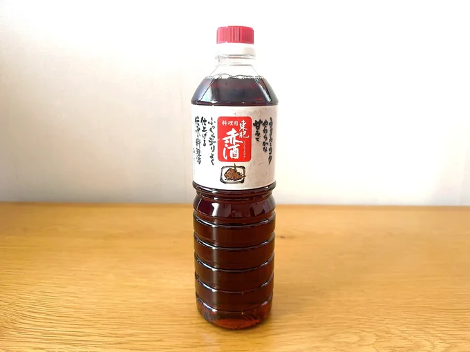  熊本の地酒「赤酒」は赤褐色。肉や魚をふっくらやわらかく仕上げてくれる