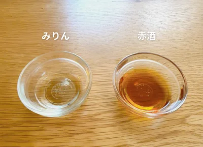 発酵の過程を経て造られる赤酒は、赤褐色。味も香りも濃厚