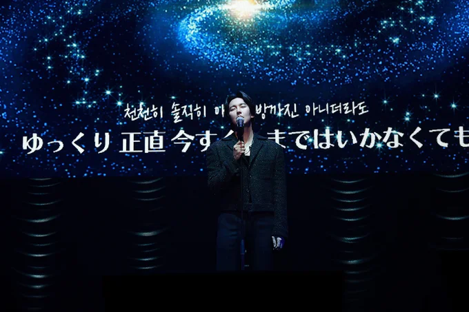 「Four Times Around the Sun」を披露するキム・ナムギル
