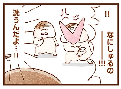 双子の入浴がとにかく大変。終わる頃には疲れ果てて放心状態に!?／双子育児、ちょっぴり詰んでます！（13）