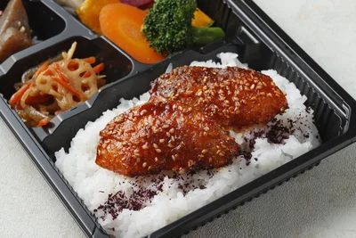 コチュジャンが効いた甘辛な味付け