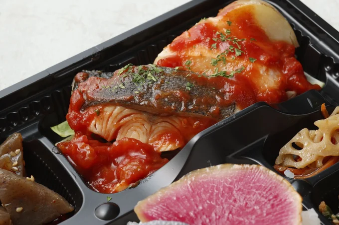 トマトソースに魚の旨みが溶け出して食欲をそそります