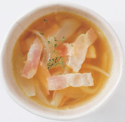 【汁物】玉ねぎとベーコンのコンソメスープ（作り方は記事本文参照）