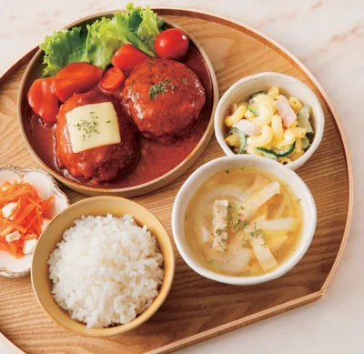 SNSで大人気のHidekaさんの献立！簡単なのにふわふわ「煮込みハンバーグ」レシピ【一汁三菜おぼん献立】