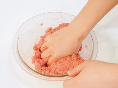 【作り方1】ボウルにタネの材料をすべて入れ、粘り気が出るまでよくこねる。