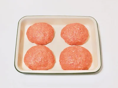 【作り方2】4等分し、空気を抜くようにたたきながら丸く成形する。